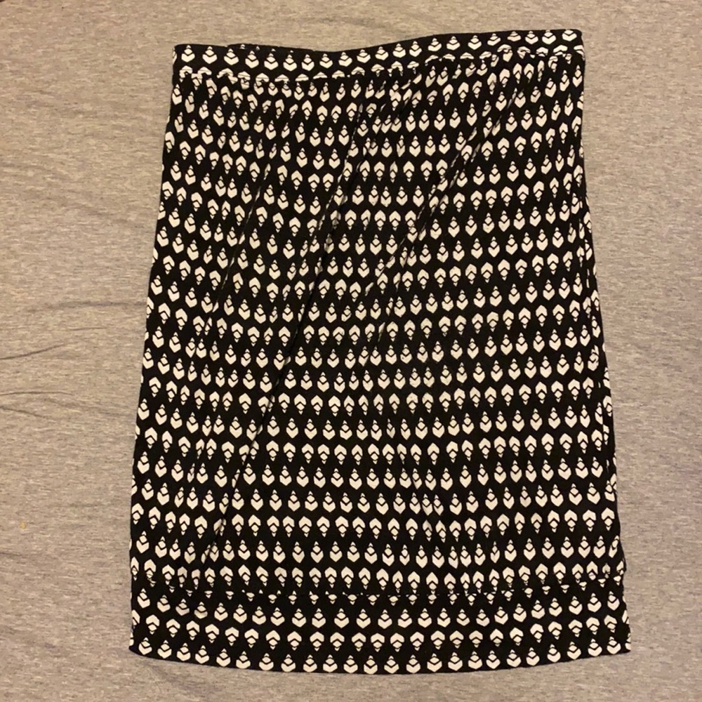 Black and white patterned pencil skirt